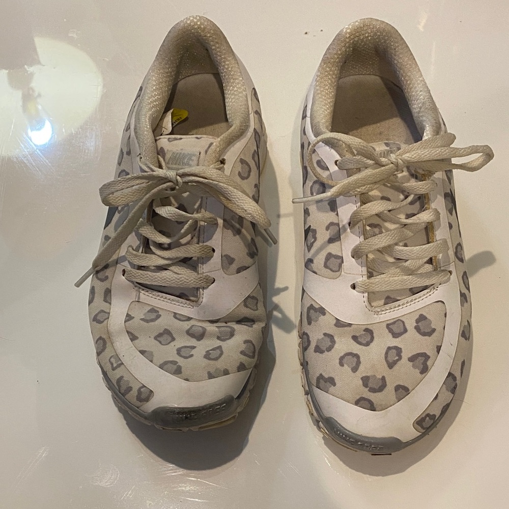 Nike White and Gray Patterned Athletic Shoes